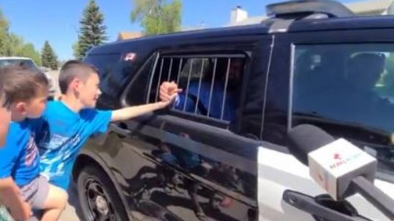 Los hijos del pastor Tim Stephens lloran mientras la policía lo arresta por violar las órdenes de COVID a pesar de la caída masiva de casos