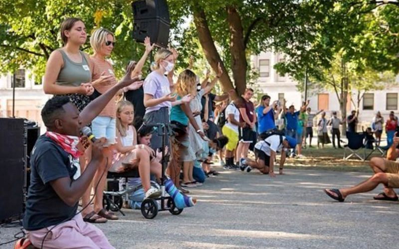 Cientos se entregan a Cristo durante predicación al aire libre