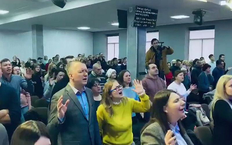 UCRANIA: incluso rodeadas de tropas, iglesias celebran servicios dominicales