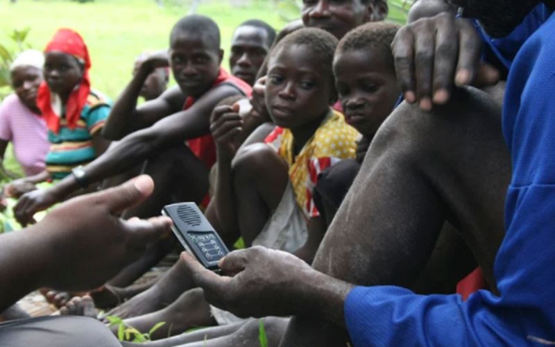 Impactado por la Biblia en audio, joven analfabeto empieza a evangelizar a su comunidad