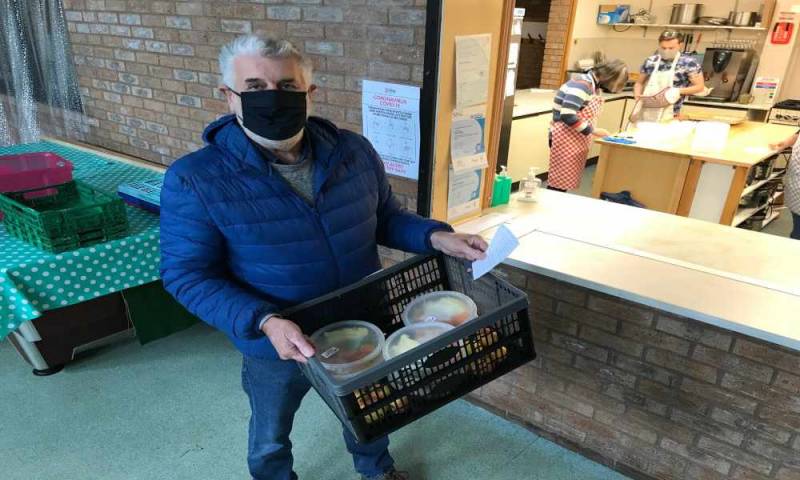 Iglesia de Inglaterra lleva  alimentos a personas necesitadas