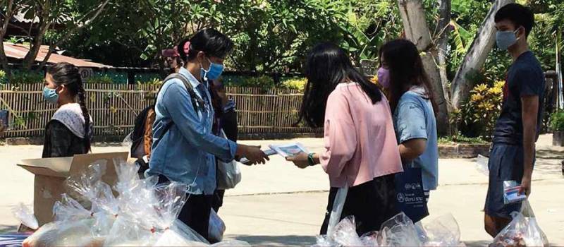 Cristianos reparten folletos bíblicos y comida en Tailandia