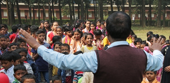 La fe de un pastor de trasfondo musulmán desafía a los líderes religiosos en Bangladés