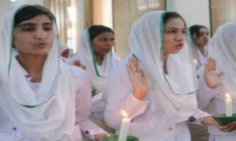 Envían a la cárcel a enfermeras cristianas por quitar calcomanía con versículo del Corán