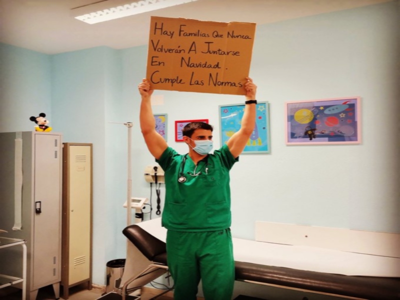 Médico crea conciencia sobre Covid-19 a través de mensajes en cartón