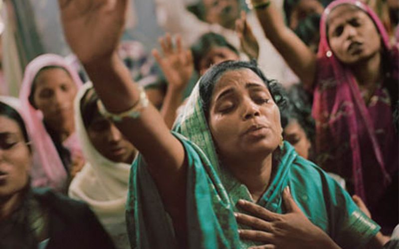 Tumor de viuda se encoge después de la oración de misioneras en Asia