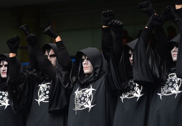 Hombres misteriosos aparecen en juegos de fútbol, ??misteriosos círculos aparecen alrededor del mundo