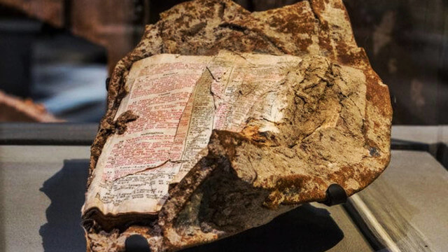 El contenido de la Biblia que Resistió a la caída de las Torres Gemelas