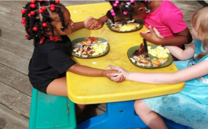 Viral foto de tres niñas orando por el desayuno
