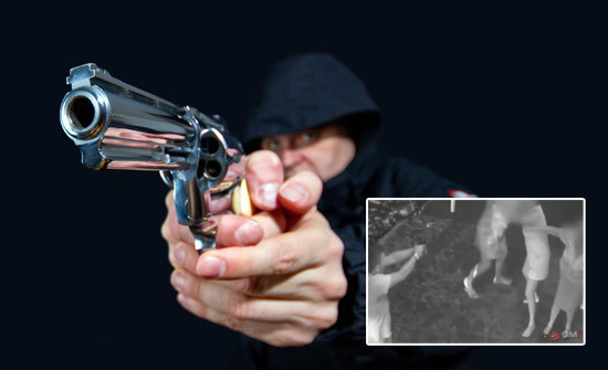 Mujeres oran durante asalto y arma de ladrón se traba al disparar