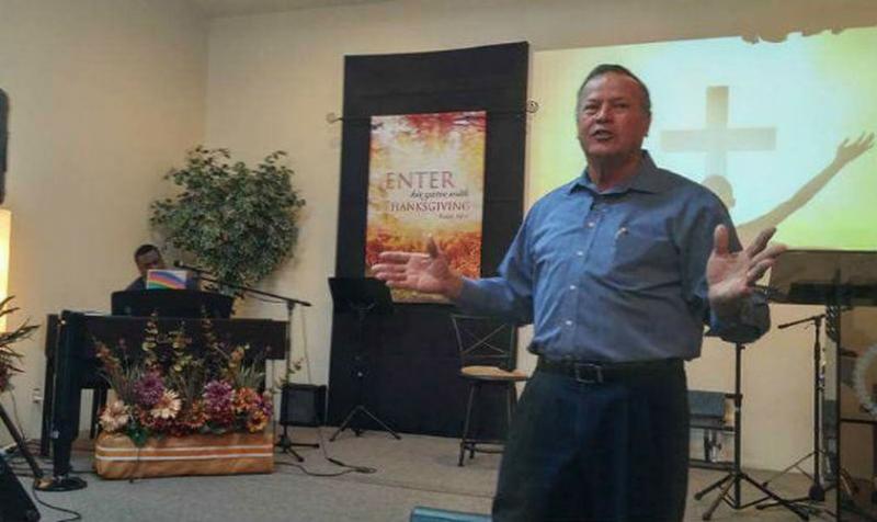 Pastor muere mientras alababa a Dios en un culto