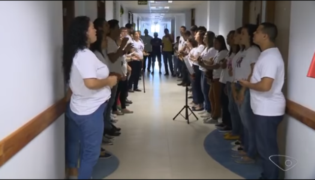 Coro evangélico lleva alabanzas y oración a hospital