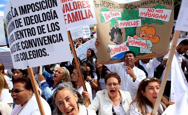 Evangélicos y católicos manchan contra ideología de género en Perú