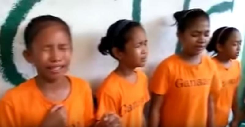 Niños filipinos lloran durante culto emocionando en redes sociales