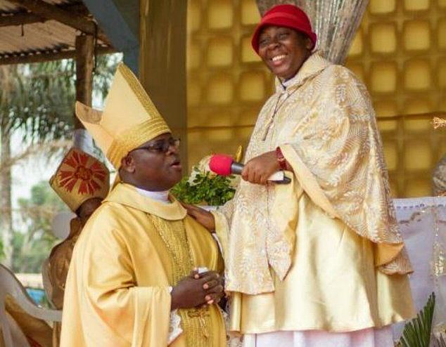 Mujer que dice ser “Dios en la Tierra” atrae a multitudes en África