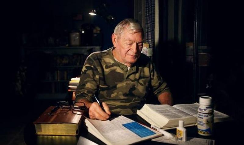 A los 80 años de edad, hombre copia toda la Biblia para memorizarlo
