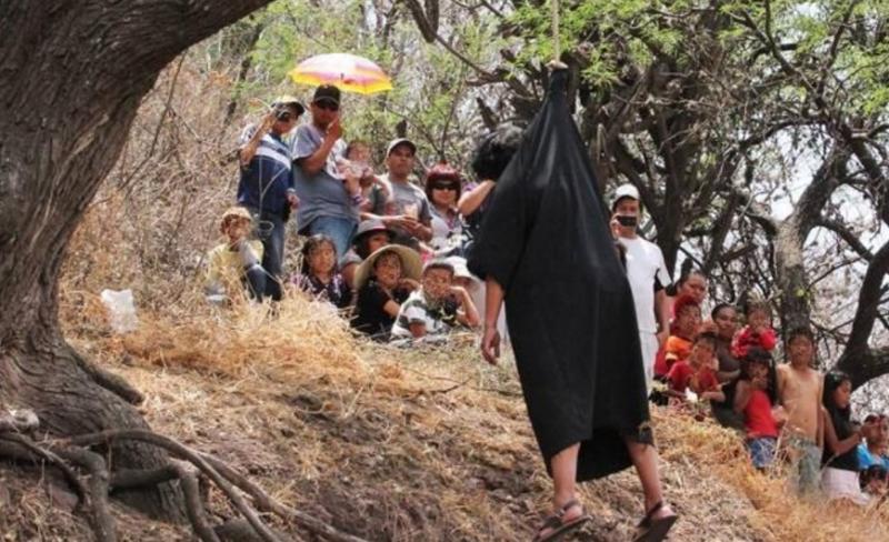 Insólito: Muere ahorcado un joven que interpretaba a Judas