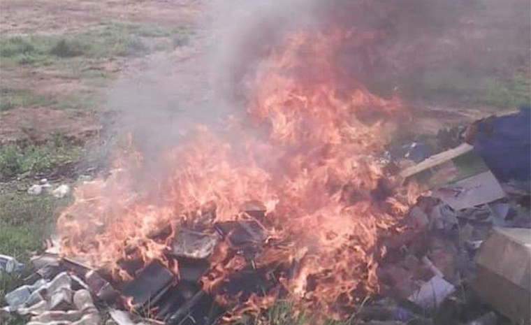 Pastor hace que congregación queme biblias