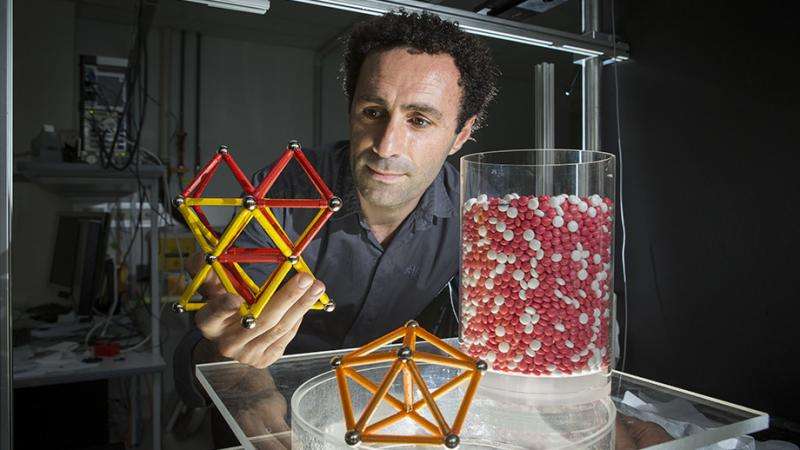 Físicos aseguran que la Biblia les reveló cómo embalar nanopartículas