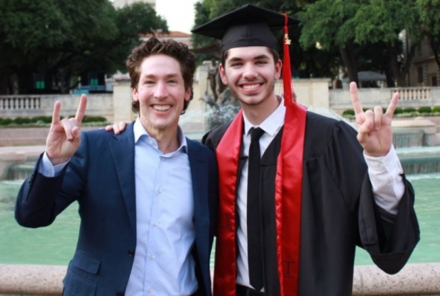 Joel y Victoria Osteen reciben críticas por supuesto gesto diabólico