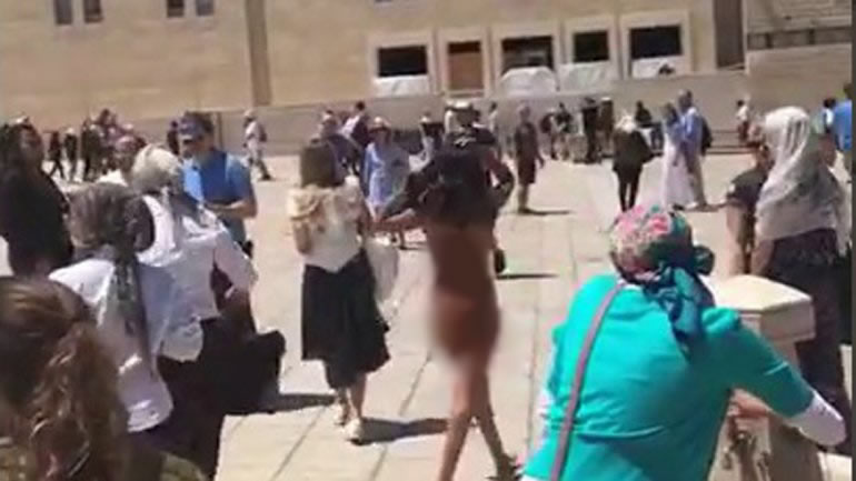 Mujer se desnuda en el Muro Occidental