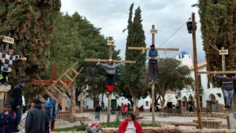Argentinos crucifican niño para pedir paz en el mundo