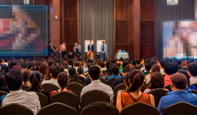 Cristianos protestan contra Congreso porno que insiste realizarse a pesar de prohibición