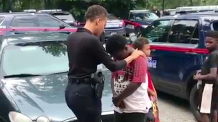 Viral video de policía orando por un niño de la periferia