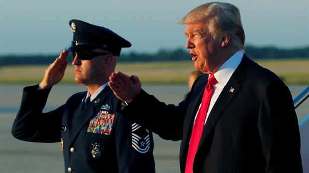 Trump prohíbe que personas transgénero sirvan en las Fuerzas Armadas