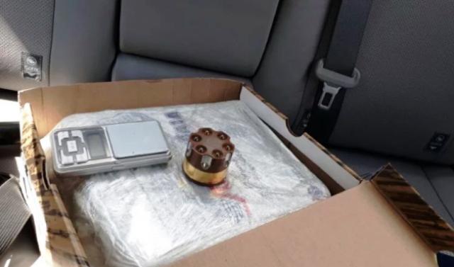 Traficante arrepentido se entrega a la policía con Biblia en mano