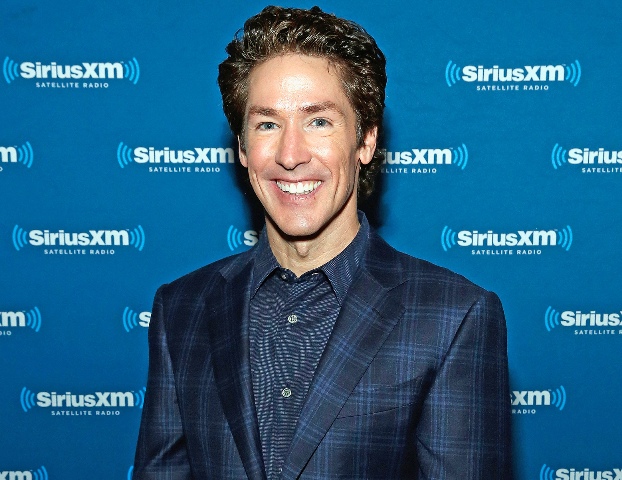 Acusan a Joel Osteen de negarle refugio a víctimas del huracán Harvey en Lakewood