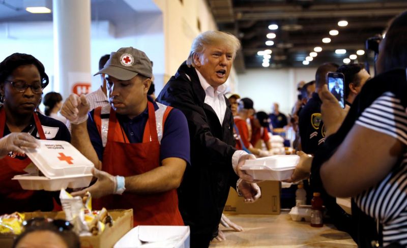 Trump convoca Día Nacional de Oración y dona u$s 1 millón para sobrevivientes de Harvey
