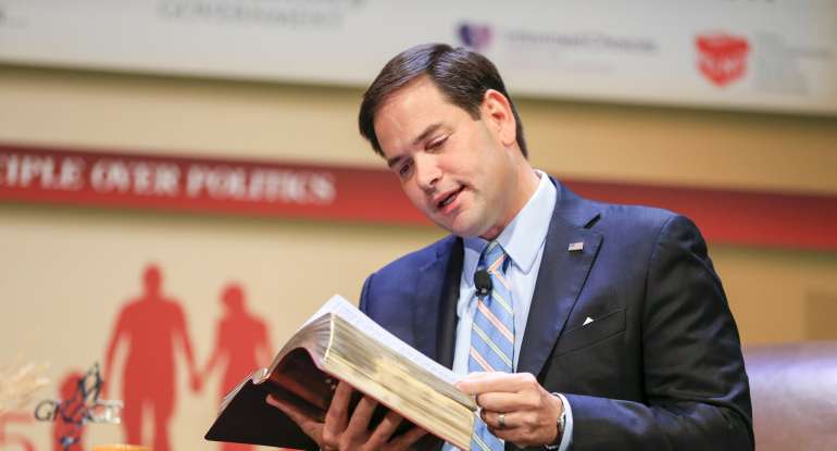 Ateos quieren prohibir a senador publicar versículos de la Biblia