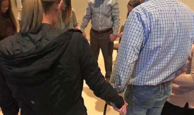 Tiroteo en escuela lleva a ciudad entera a unirse en oración