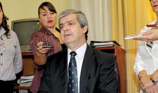 Riera ordena dar de baja materiales de "ideología de género"