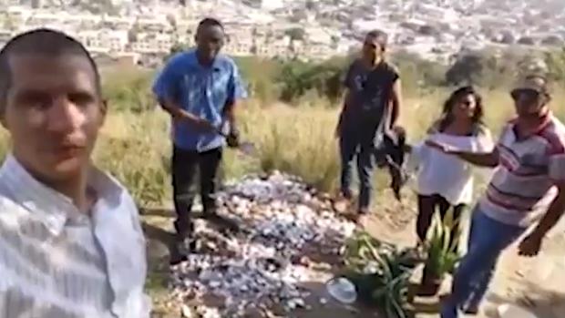 Pastor acusado de divulgar video rompiendo imágenes católicas