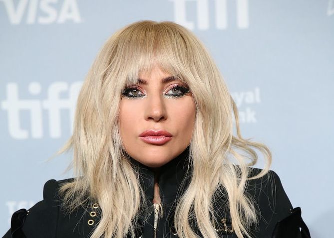 Lady Gaga aparece orando con un rosario tras padecer problemas de salud mental