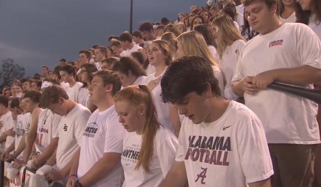 Multitud ora el ‘Padre Nuestro’ en juego de fútbol tras queja de ateos