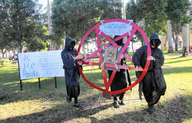 Pastor promete derribar monumento a Satanás que dirá “una nación bajo el Anticristo”