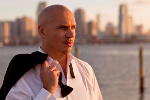 Rapero Pitbull agradece a Dios tras enviar jet privado en misión de rescate a Puerto Rico