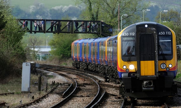 Hombre provoca motín al citar la Biblia en un tren de Londres