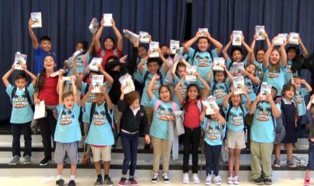 Club infantil distribuye más de 50 mil biblias para niños en escuelas públicas