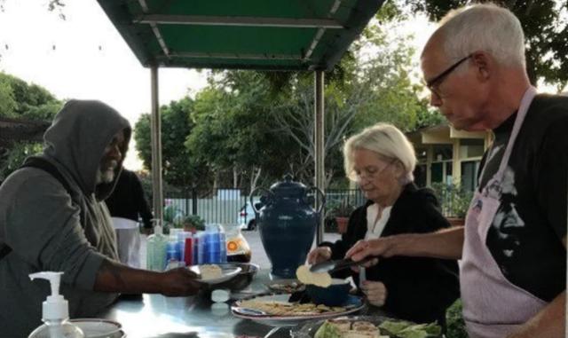 Prohíben a iglesia evangélica ayudar a personas sin hogar en EEUU