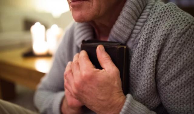 Prohíben a anciano leer su Biblia en una acera pública en Estados Unidos