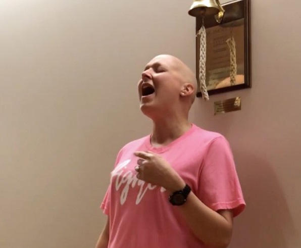 Mujer celebra victoria contra cáncer alabando a Dios en hospital