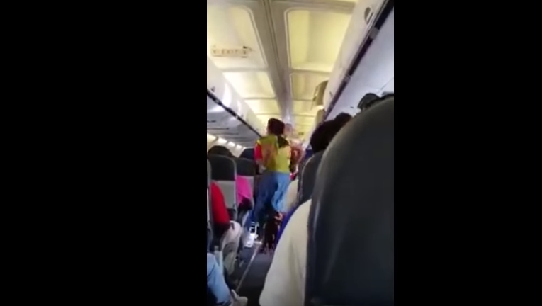 Mujer “tomada por Espíritu” en avión habría librado a pasajeros de accidente fatal