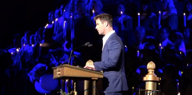 Chris Hemsworth “Thor” lee la Biblia en parque de Disney para miles de personas