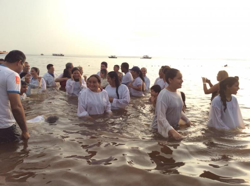 Asambleas de Dios bautizan a más de 12 mil personas el mismo día