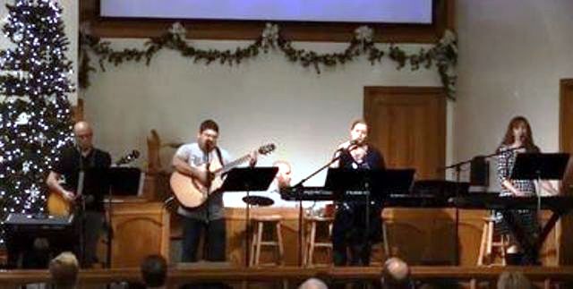 Iglesias tocan música de los Beatles para enseñar sobre la Navidad