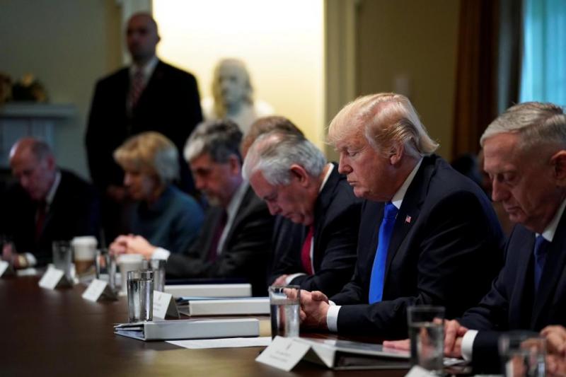 Trump es criticado por hacer oraciones en la Casa Blanca